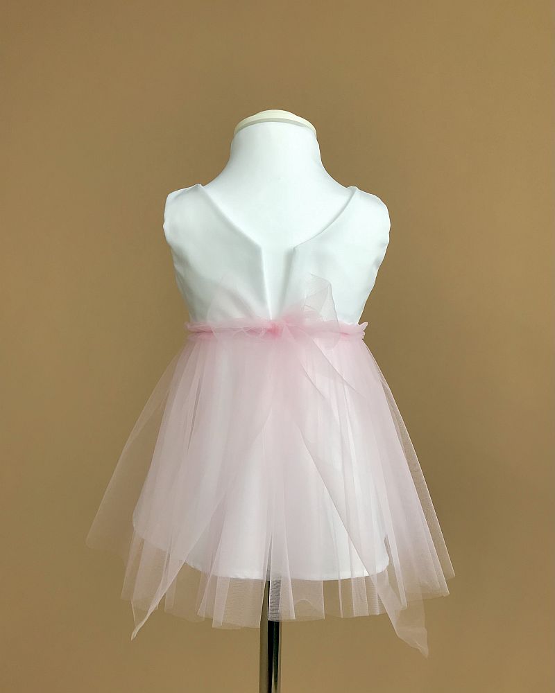 Zadná strana detských bavlnených šiat s ružovou mašľou
