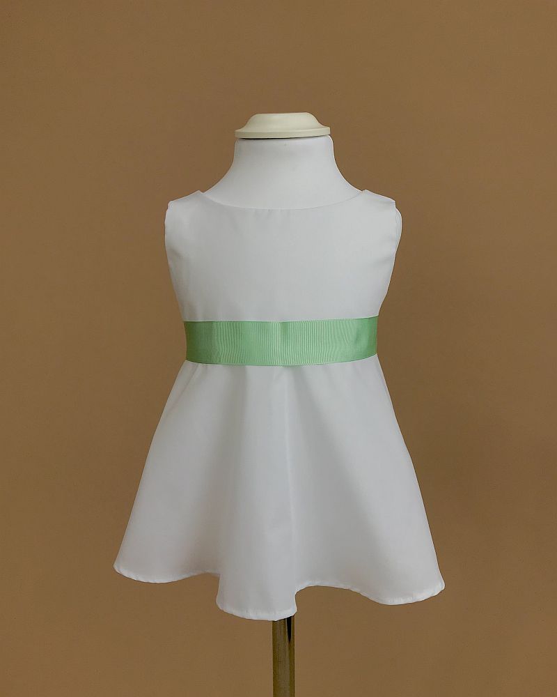 Bavlnené šaty so zeleným opaskom pre dieťa