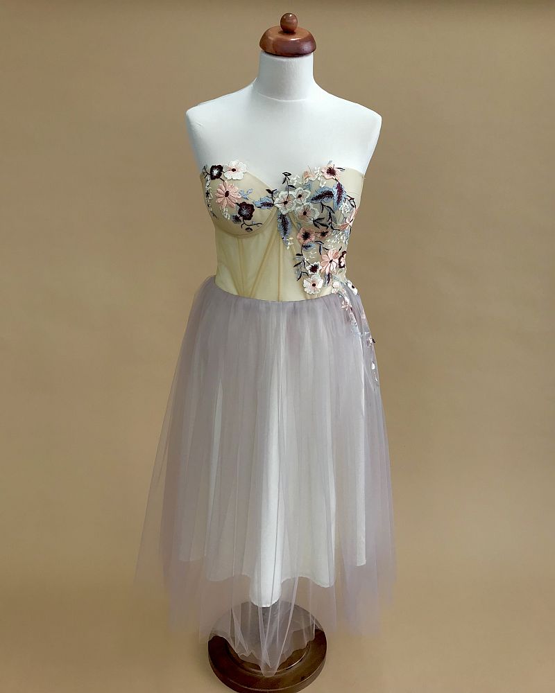 Spoločenské šaty s kvetovaným korzetom a tylovou sukňou