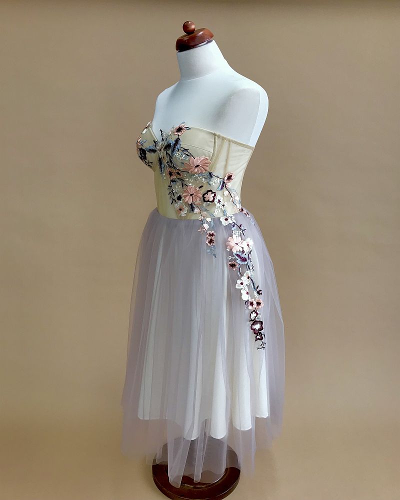 Spoločenské šaty s fialovou tylovou sukňou a korzetom s kvetovanou krajkou